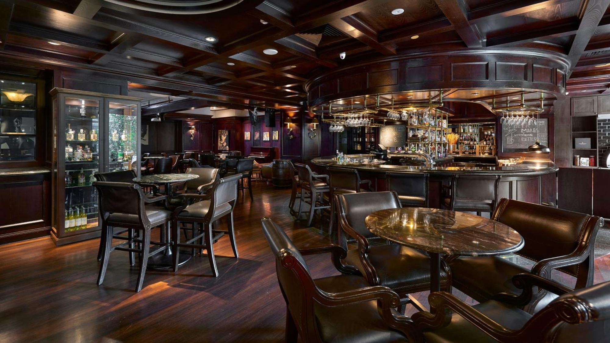 Intercontinental Kuala Lumpur By Ihg Hotel Eksteriør billede The interior of the bar
