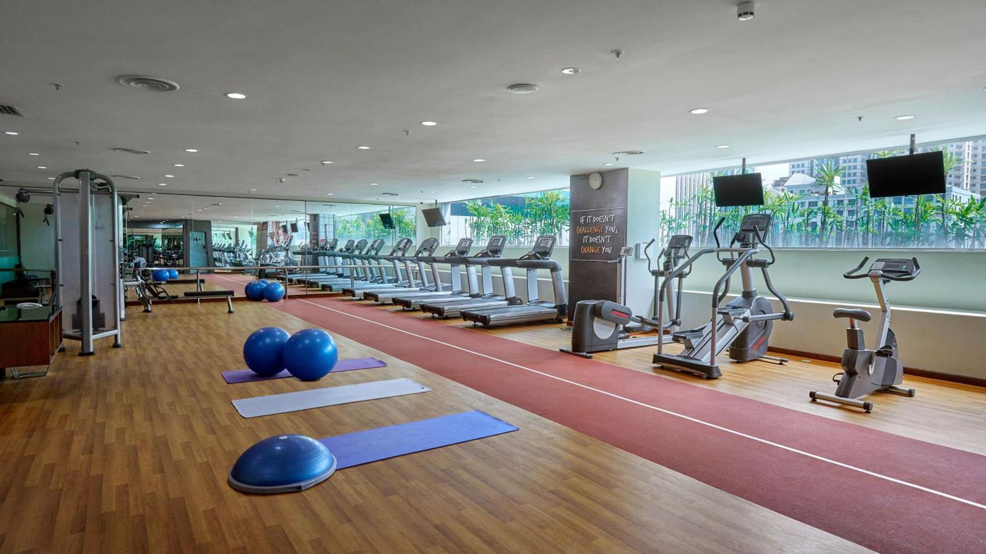 Intercontinental Kuala Lumpur By Ihg Hotel Eksteriør billede The gym at the hotel
