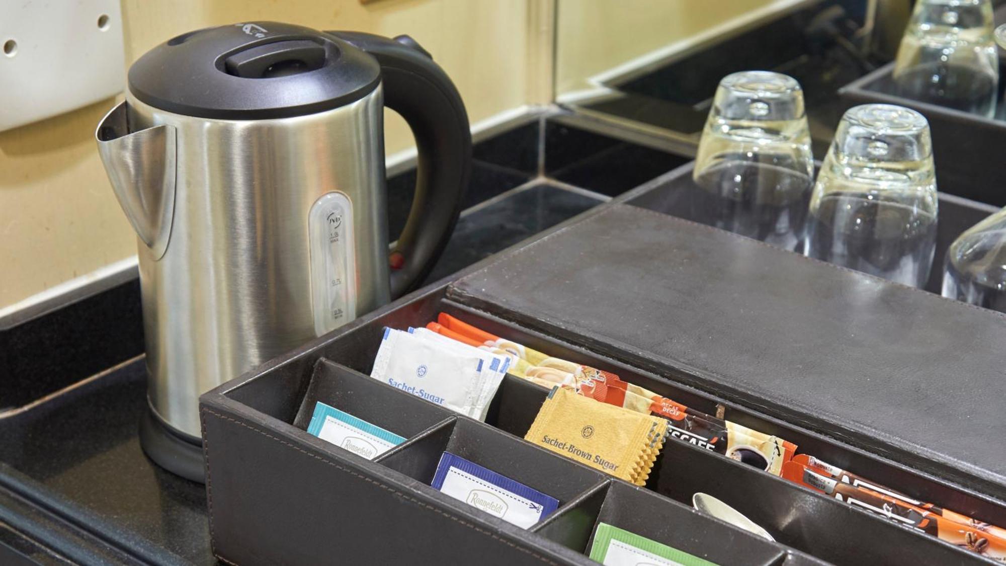 Intercontinental Kuala Lumpur By Ihg Hotel Eksteriør billede A tea and coffee tray in a hotel room
